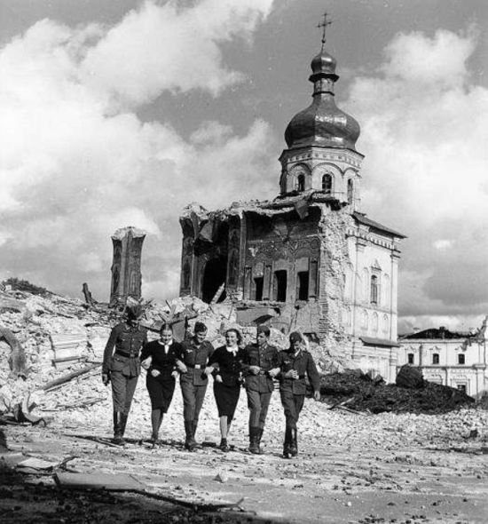 Киевлянки с немцами у взорванного Успенского собора. 1942 г.