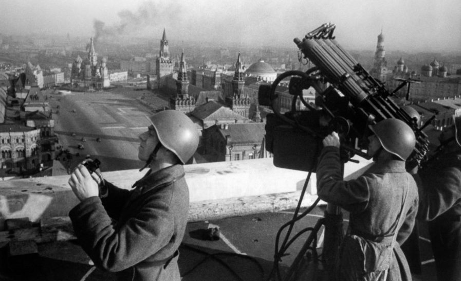 Пулемётная установка на крыше гостиницы «Москва». Зима, 1942 г.