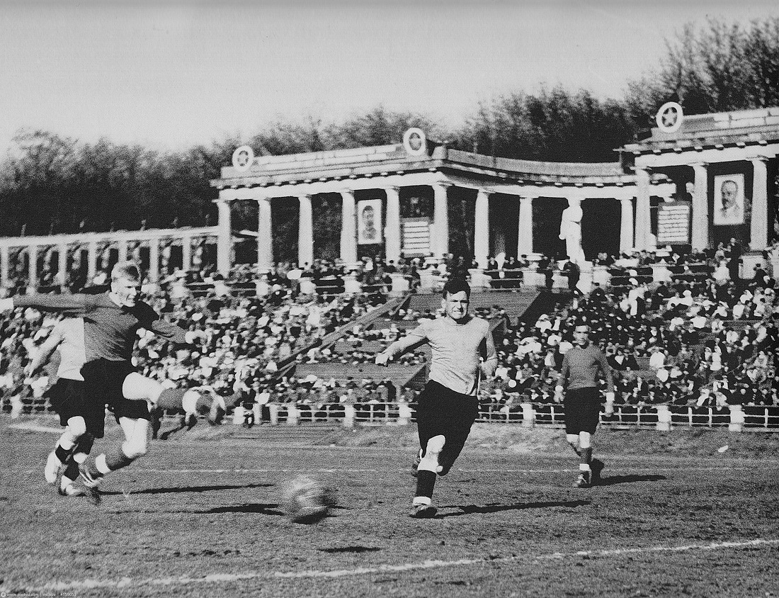 Стадион МВО в Лефортово. Лето, 1943 г. 