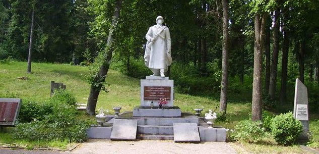 г. Меркине Варенского р-на. Памятник, установленный в 1950 году на воинском кладбище, где похоронено 246 бойцов 26-й гвардейской стрелковой дивизии, погибших при форсировании реки Неман в районе Меркине.