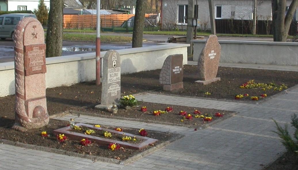 Индивидуальные могилы на воинском кладбище.