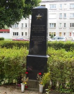 Обелиск погибшим советским воинам на кладбище.