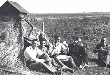 Артиллеристы на отдыхе на р. Березина.