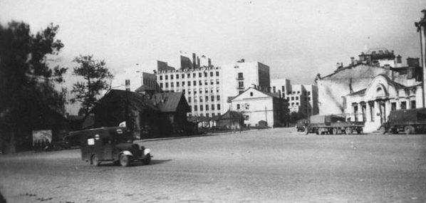 Вид на Дом Правительства с площади Мясникова. Лето, 1941 г.