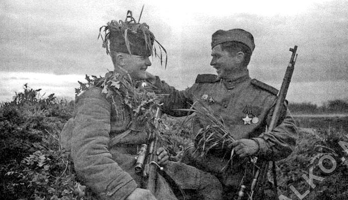 Снайперы сержант Меркулов и сержант Золотов. 3-й Украинский фронт. Май 1944 г.