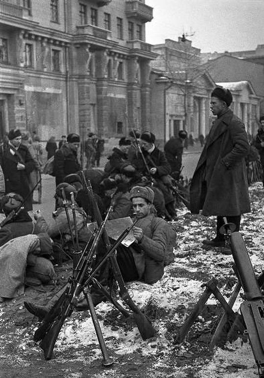 Бойцы одного из рабочих батальонов Москвы на привале. Осень, 1941 г.