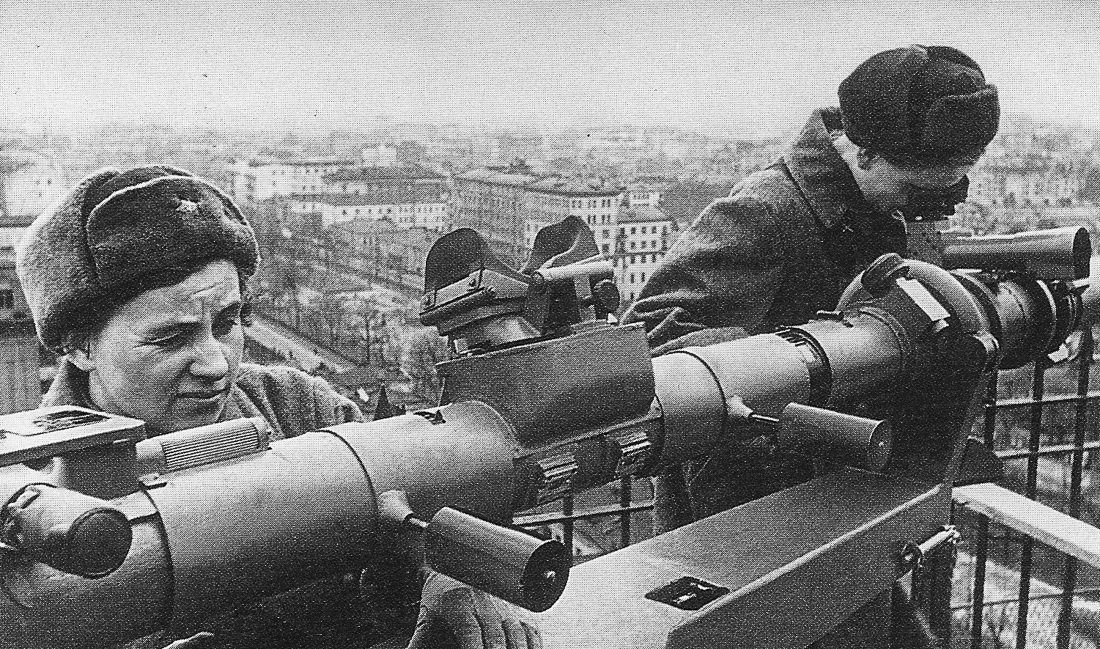 Зенитчики у дальномера на крыше дома. Зима, 1942 г.