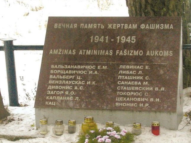 г. Рудишкес Тракайского р-на. Памятная стела на кладбище 16 участникам антифашистского сопротивления,