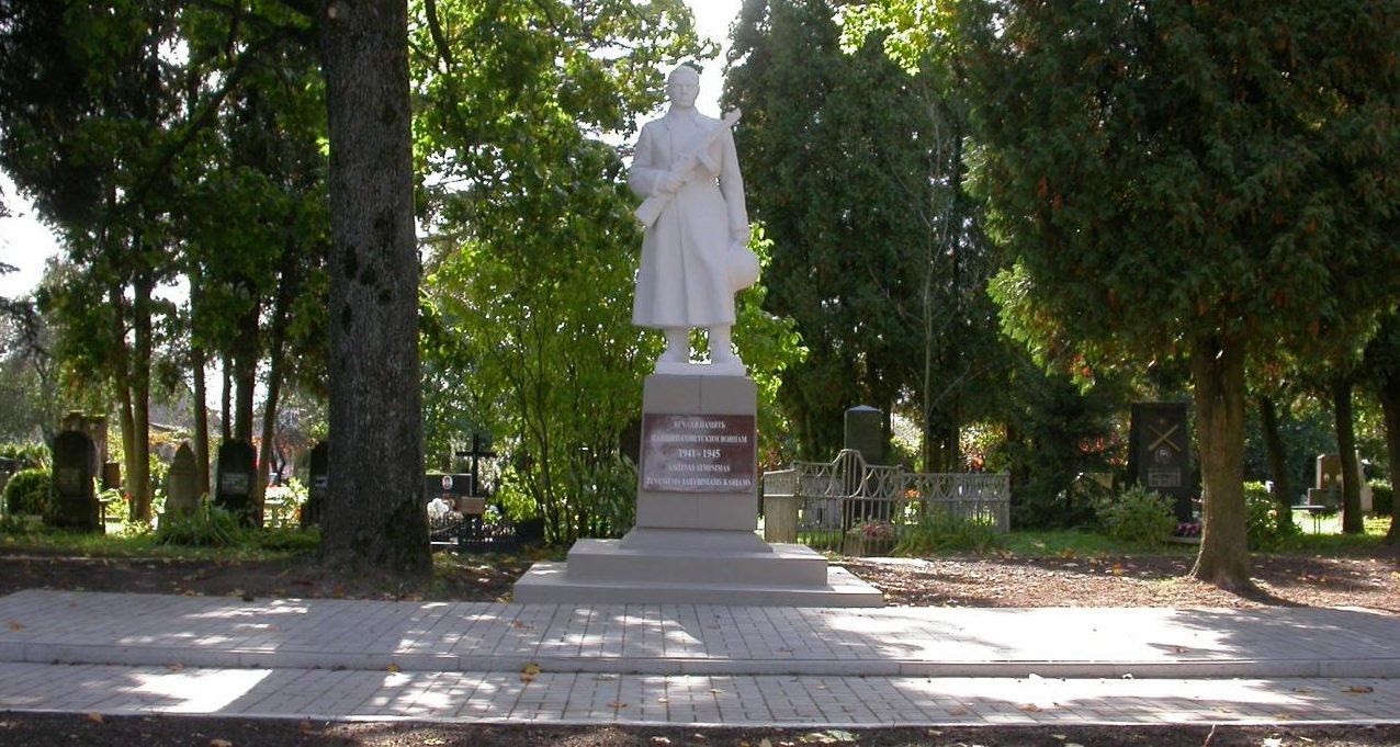 г. Кедайняй. Памятник по ул. Лакштингалюг, установленный на братской могиле, в которой похоронено 117 воинов, в т.ч. 9 неизвестных, 158-й стрелковой дивизии 84-го стрелкового корпуса 39-й армии, погибших в августе 1944 года.