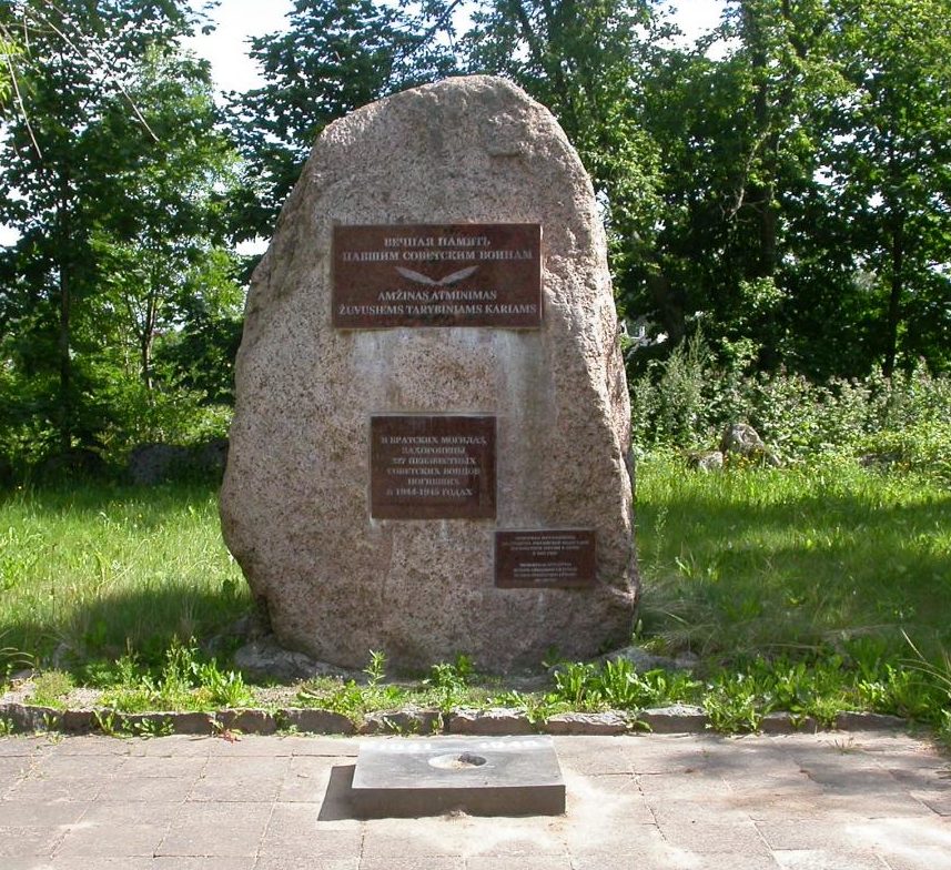 г. Моседис Скуодасского р-на. Памятник на братской могиле, в которой похоронено 577 советских воинов, в т.ч. 240 неизвестных. 