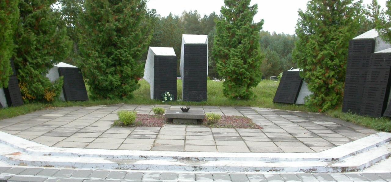 г. Молетай. Братская могила у дороги Укмярге–Молетай, в которой похоронен 171 воин, погибший 13 июля 1944 года.