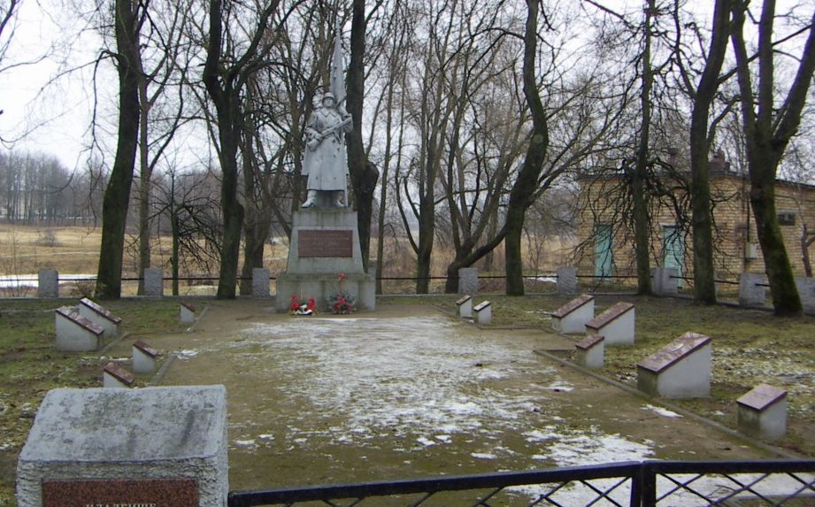 г. Пакруойис. Воинское кладбище у моста, где похоронено 46 воинов, погибших в боях на Елгавском направлении 27июля 1944 года. 