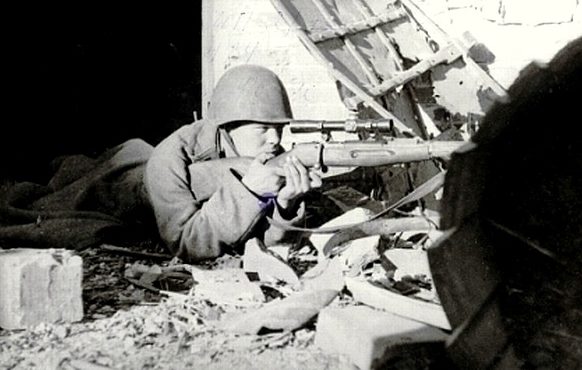 Сержант А. Чехов на огневой позиции. Ноябрь 1942 г.