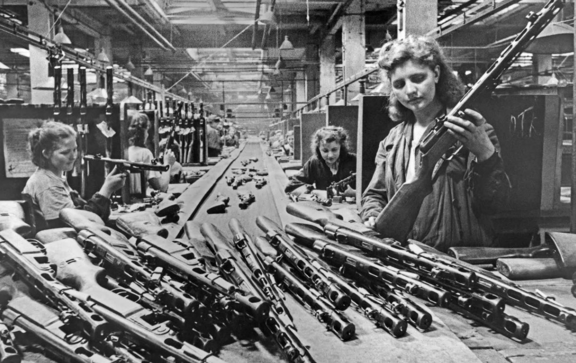 Женщины во время конвейерной сборки пистолетов-пулемётов ППШ в Москве. 1943 г.