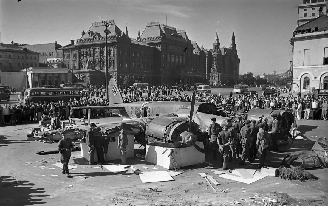 Сбитый фашистский бомбардировщик Ju 88. Площадь Свердлова. Июль, 1941 г.