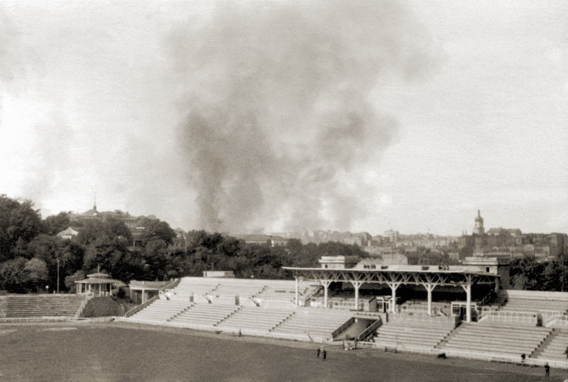 Трибуна стадиона «Динамо» и облако дыма над Крещатиком. 24 сентября 1941 г.