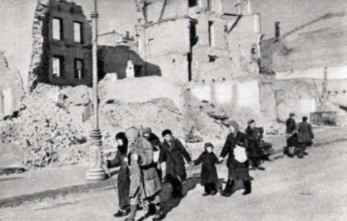Уцелевшие киевляне возвращаются в город. 1943 г.