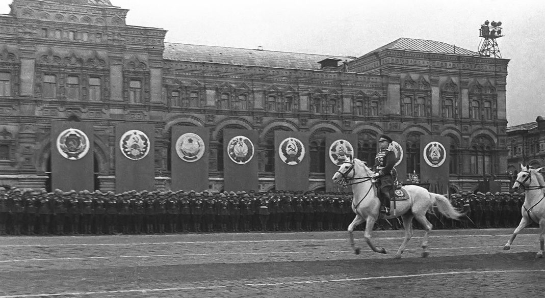 Маршал Жуков перед войсками на параде Победы. 24 июня 1945 г.