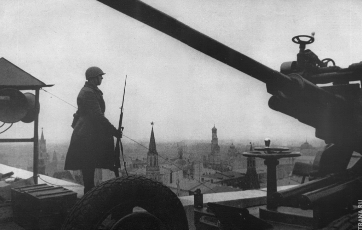 Пост противовоздушной обороны на крыше гостиницы «Москва». Октябрь, 1941г. 