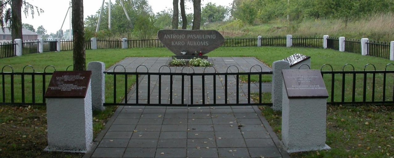 г. Салдутишкис Утенского р-на. Памятная стела на братской могиле, в которой похоронено 49 неизвестных воинов 145-й стрелковой дивизии, погибших в июле 1944 года у деревень Палсуоде, Жездряле, Ламесте, Анталаместе, Бендрове.