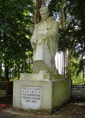 х. Тилайши, волость Ауру, край Добелес. Памятник на воинском кладбище, где похоронено 529 советских воинов, погибших в годы войны. 