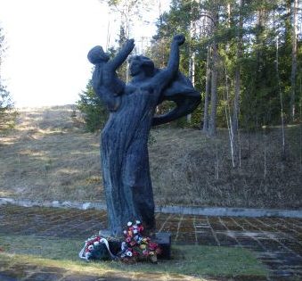 Анчупанские горы, волость Верему, край Резекнес. Памятник на братском кладбище жертв нацистского террора. 