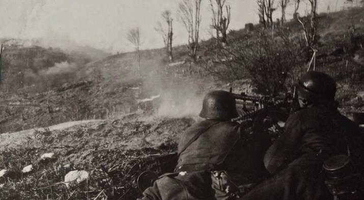 Немцы ведут огонь по крепости.