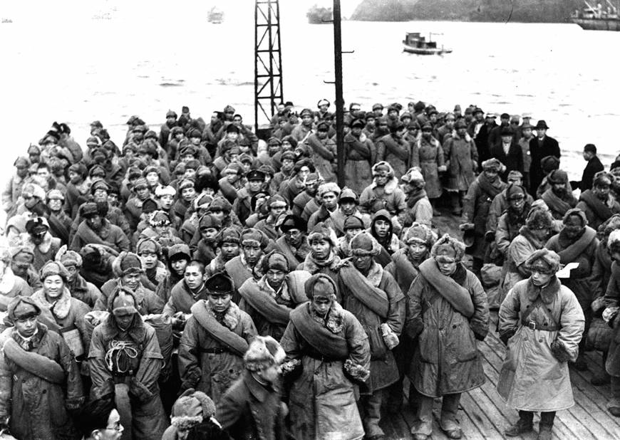 Репатриированные японские солдаты в порту Майдзуру, Япония, 1946 г.