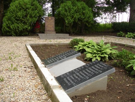 п. Яунбебры, волость Бебру, край Кокнесес. Воинское кладбище, где похоронены 162 советских воина, погибших в годы войны.