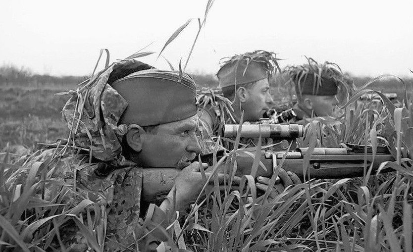 Снайпер И.Меркулов с учениками на огневой позиции. 3-й Украинский фронт. Весна 1944 г.