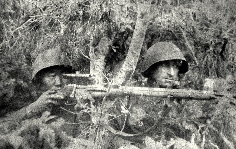 Снайперы Ф. Охлопков и В. Квачантирадзе на боевой позиции.