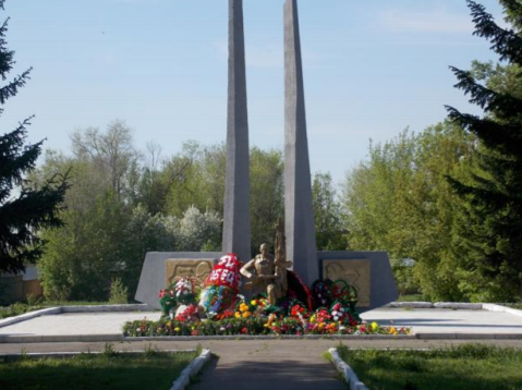с. Первомайское, Бийского р-на. Памятник воинам Великой Отечественной войны, установленный на площади Мира.