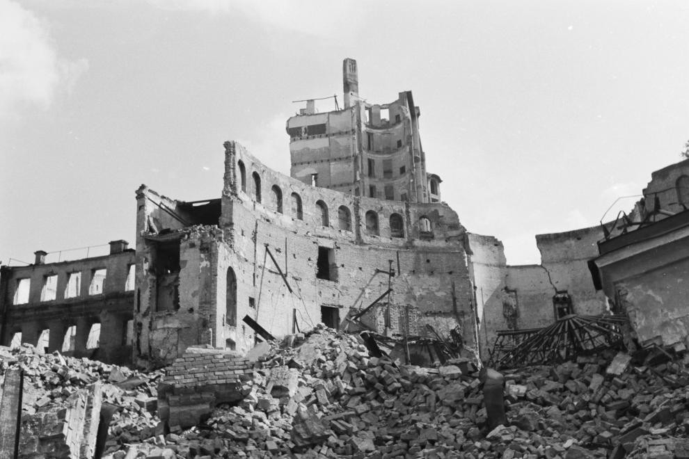 Руины Конного цирка на ул. К. Маркса. 1942 г.