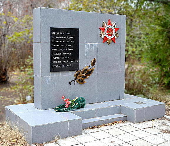 с. Михайловское. Памятник выпускникам школы, погибшим в годы войны