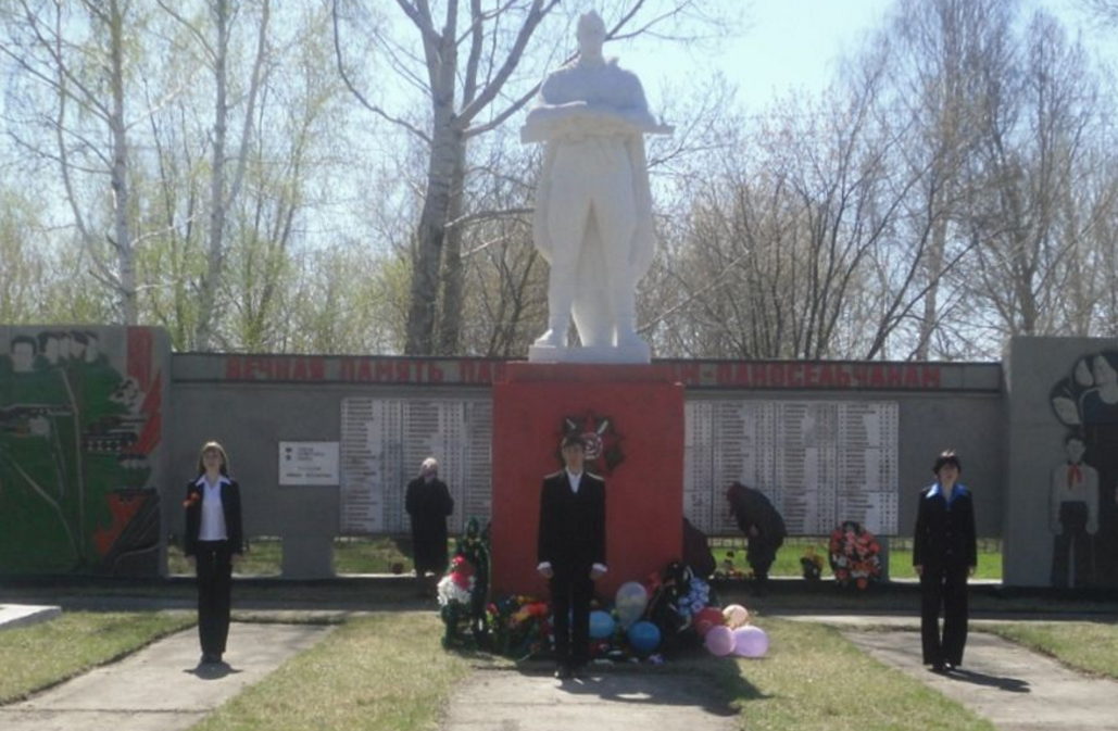 с. Подойниково Панкрушихинского р-на. Памятник воинам, погибшим в годы войны. 