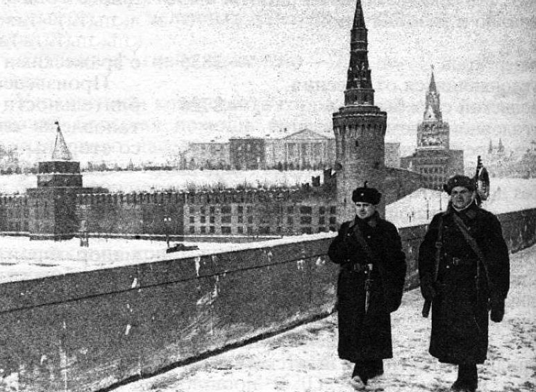 Вид на Кремль с Большого Москворецкого моста. Стену и башни замаскировали под жилые дома. Ноябрь, 1941 г.