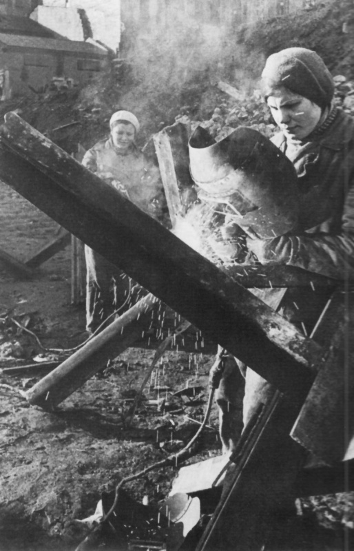 Изготовление противотанковых ежей на окраине Москвы. Осень, 1941 г.
