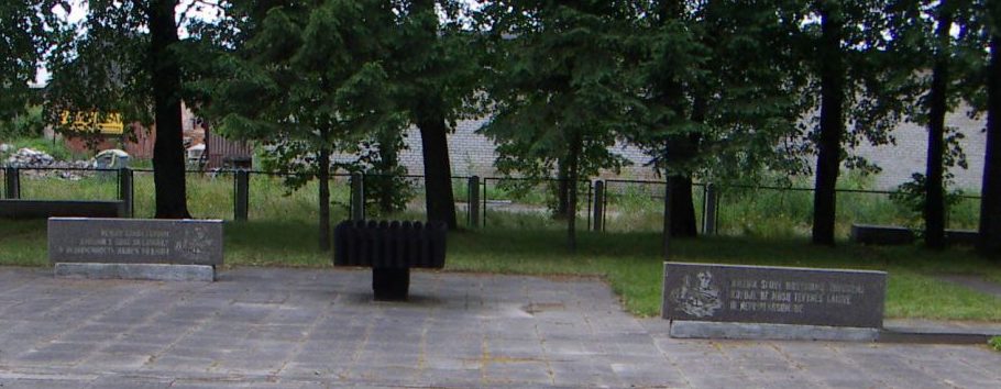 г. Радвилишкис. Памятные стелы на военном возле дороги Панявежис–Шяуляй, где захоронен 261 воин, в т.ч. 40 неизвестных. 