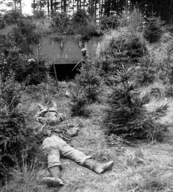 Погибшие немецкие солдаты у захваченного бункера. Сентябрь, 1944 г.