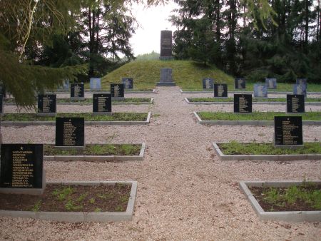 х. Заури, волость Блиденес, край. Воинское кладбище, где похоронено 479 воинов, в т.ч. 13 неизвестных. На братских могилах установлены 34 памятные плиты из чёрного камня и 1 памятная плита из серого камня. 