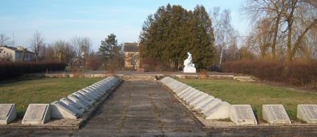 п. Шкибе, волость Берзес, край Добелес. Воинское кладбище, где похоронено 830 советских воинов, погибших при освобождении поселка. 
