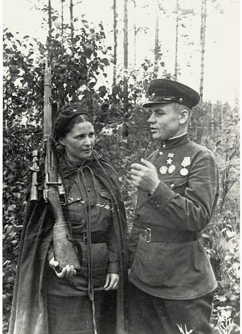 Снайпер-истребитель И.П.Антонов и его ученица М. Сиротенко. Июль 1943 г.