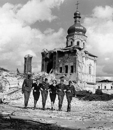 Немецкие солдаты с украинками. Киев. 1941 г.
