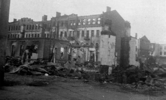Вид с улицы К. Маркса на руины в районе пересечения с Володарского. Лето, 1941 г.