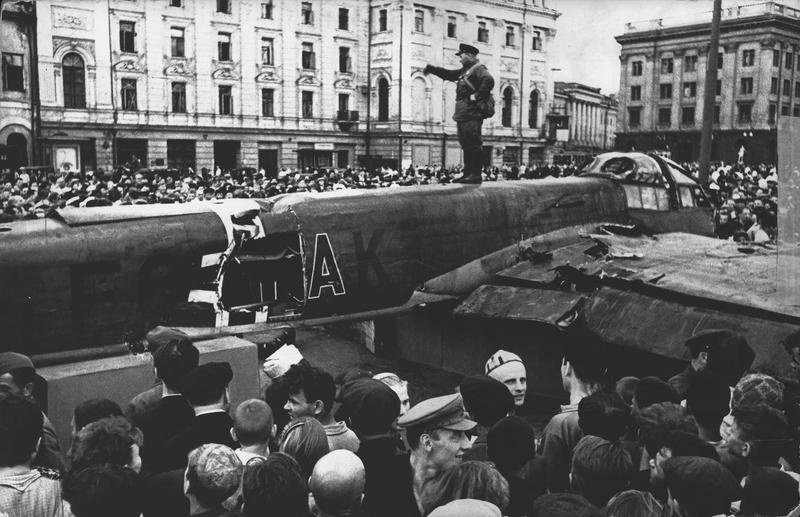 Сбитый фашистский бомбардировщик Ju 88. Площадь Свердлова. Июль, 1941 г.