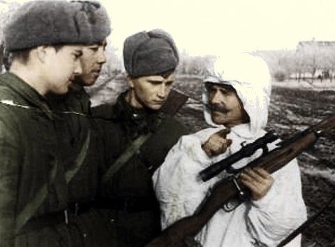 Сержант И.Меркулов с молодыми бойцами. 3-й Украинский фронт. Весна 1944 г.