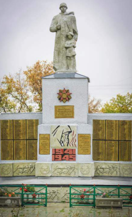 с. Усть-Мосиха Ребрихинского р-на. Памятник землякам, погибшим в годы войны.