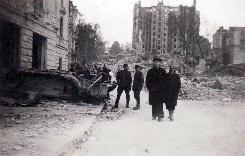Сгоревший дом Гинсбурга. Октябрь 1941 г.