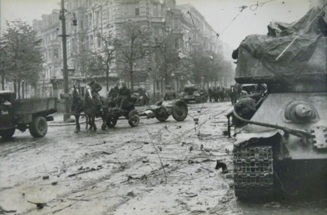 Угол улиц Красноармейской и Рогнединской. 6 ноября 1943 г.