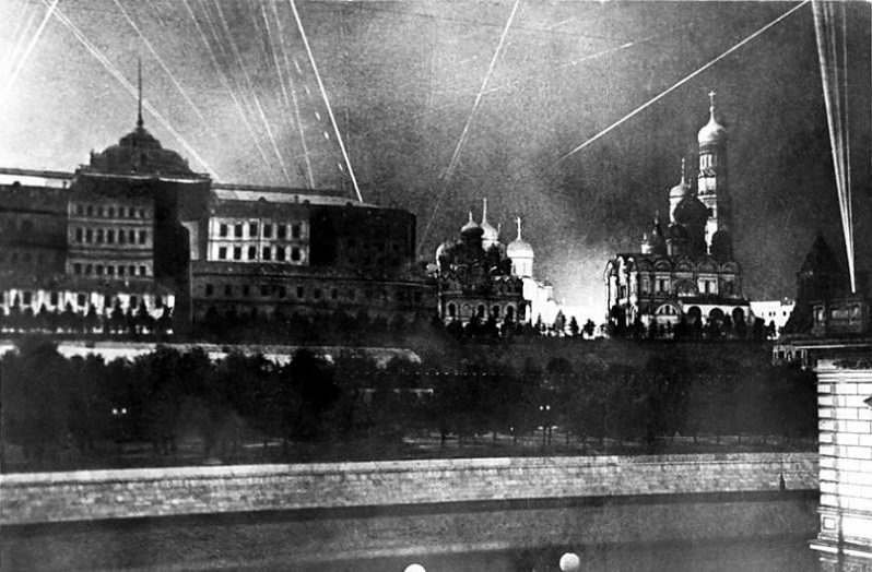 На шпили Кремля натягивали чехлы, на площадь наносили специальную раскраску, создавая иллюзию жилых кварталов. Ноябрь, 1941 г.